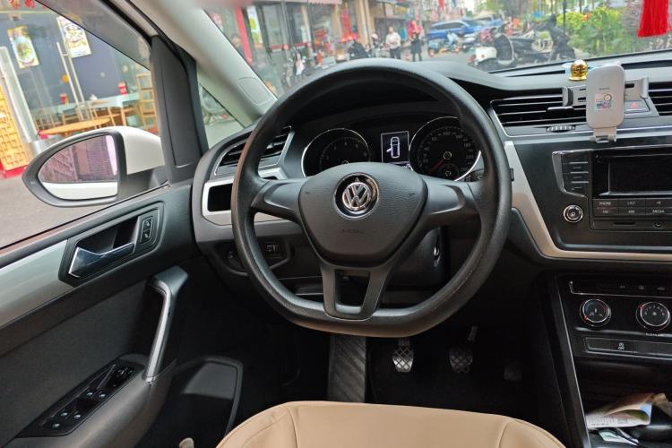 Used Volkswagen Touran 2016 Volkswagen Touran L 280TSI Manual Trend Edition Steering Wheel