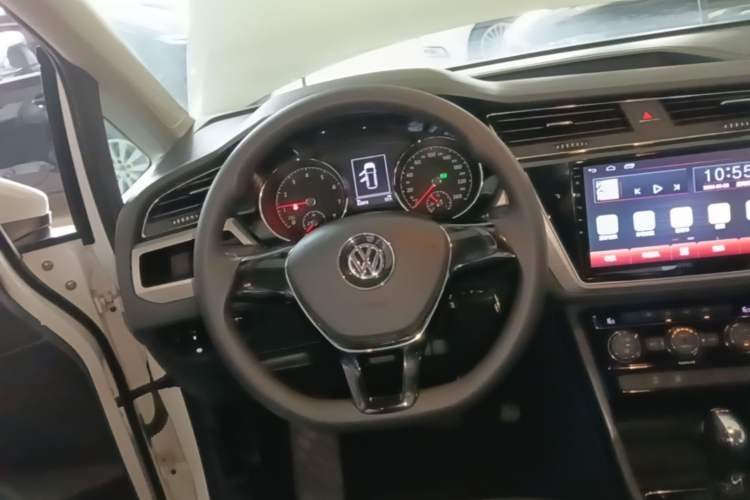 Used Volkswagen Touran 2016 Volkswagen Touran L 280TSI DSG Comfort Edition Steering Wheel