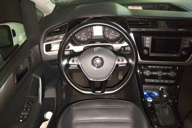 Used Volkswagen Touran 2016 Volkswagen Touran L 280TSI DSG Luxury Edition Steering Wheel
