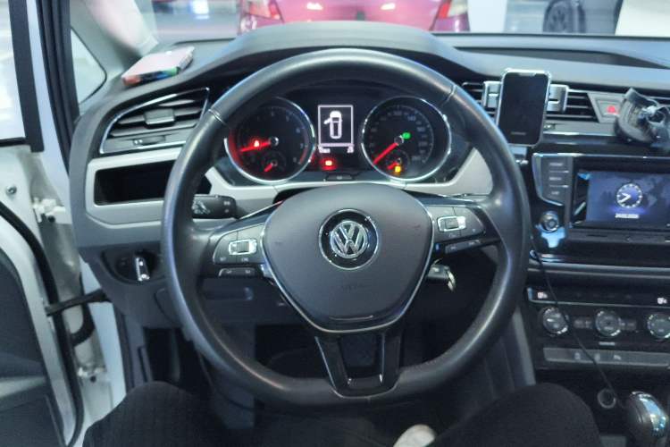 Used Volkswagen Touran 2016 Volkswagen Touran L 280TSI DSG Comfort Edition Steering Wheel