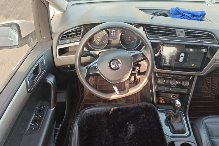 Used Volkswagen Touran 2016 Volkswagen Touran L 280TSI DSG Comfort Edition Steering Wheel