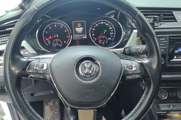Used Volkswagen Touran 2016 Volkswagen Touran L 330TSI DSG Luxury Edition Steering Wheel