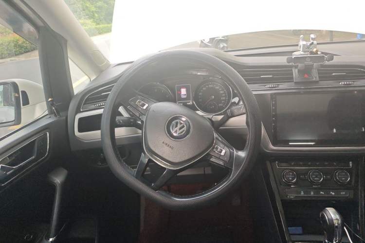 Used Volkswagen Touran 2016 Volkswagen Touran L 280TSI DSG Luxury Edition Steering Wheel