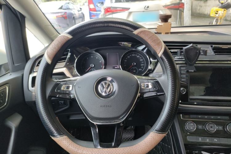 Used Volkswagen Touran 2016 Volkswagen Touran L 280TSI DSG Comfort Edition Steering Wheel