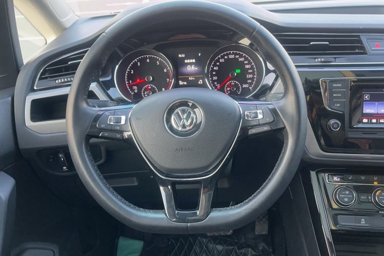 Used Volkswagen Touran 2016 Volkswagen Touran L 280TSI DSG Luxury Edition Steering Wheel
