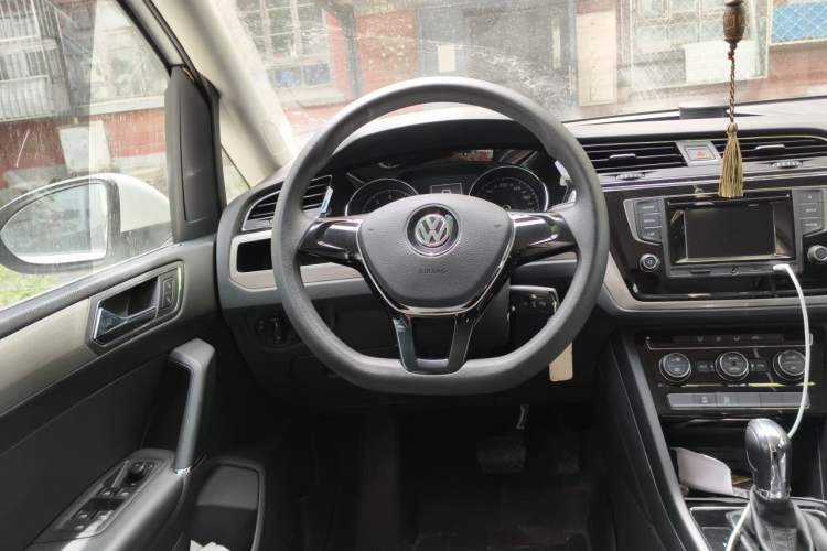 Used Volkswagen Touran 2016 Volkswagen Touran L 280TSI DSG Comfort Edition Steering Wheel