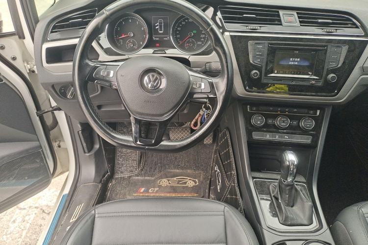 Used Volkswagen Touran 2016 Volkswagen Touran L 280TSI DSG Comfort Edition Steering Wheel
