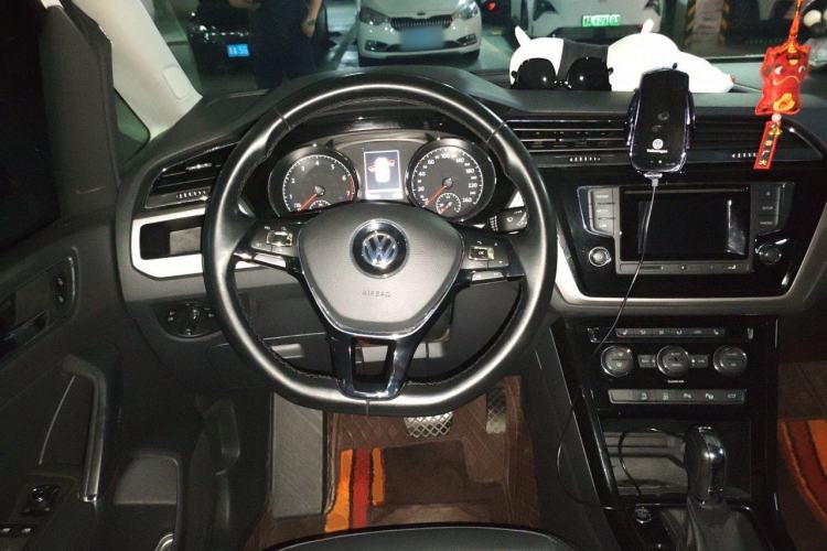 Used Volkswagen Touran 2016 Volkswagen Touran L 280TSI DSG Luxury Edition Steering Wheel
