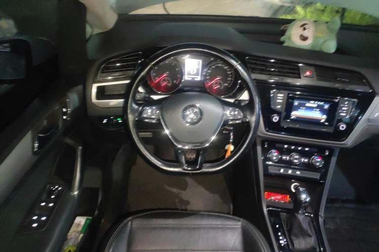 Used Volkswagen Touran 2016 Volkswagen Touran L 280TSI DSG Comfort Edition Steering Wheel
