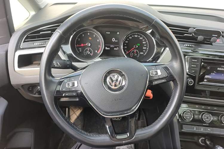 Used Volkswagen Touran 2016 Volkswagen Touran L 280TSI DSG Comfort Edition Steering Wheel