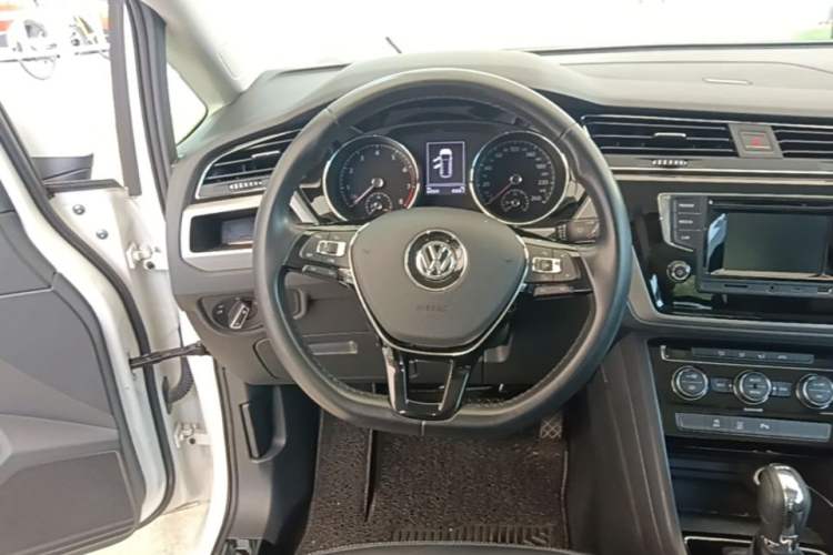 Used Volkswagen Touran 2016 Volkswagen Touran L 280TSI DSG Comfort Edition Steering Wheel