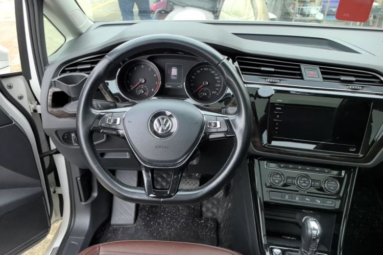Used Volkswagen Touran 2016 Volkswagen Touran L 280TSI DSG Luxury Edition Steering Wheel