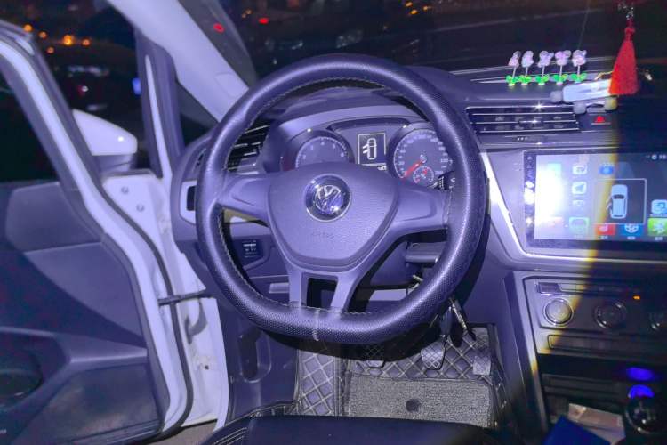 Used Volkswagen Touran 2016 Volkswagen Touran L 280TSI Manual Trend Edition Steering Wheel
