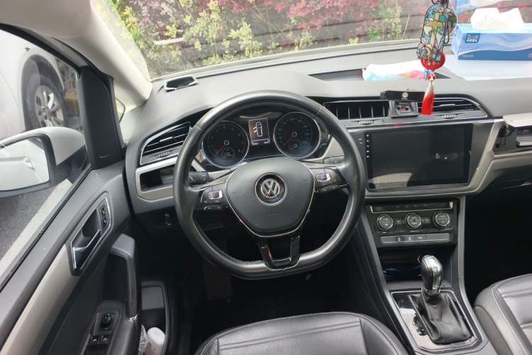 Used Volkswagen Touran 2016 Volkswagen Touran L 280TSI DSG Comfort Edition Steering Wheel