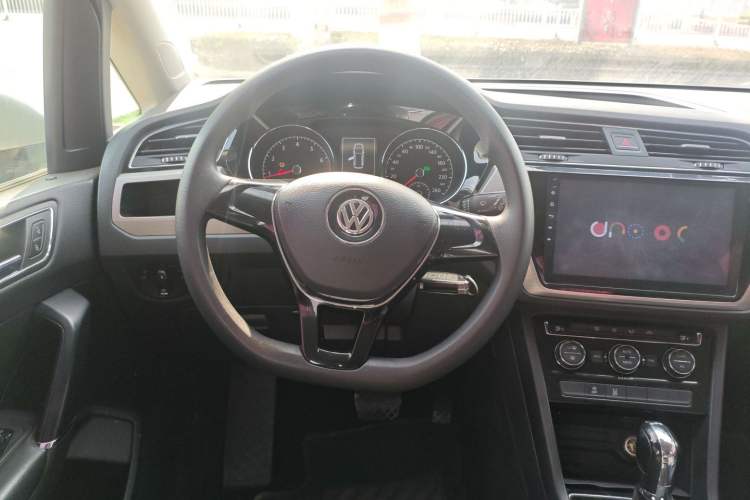 Used Volkswagen Touran 2016 Volkswagen Touran L 280TSI DSG Comfort Edition Steering Wheel