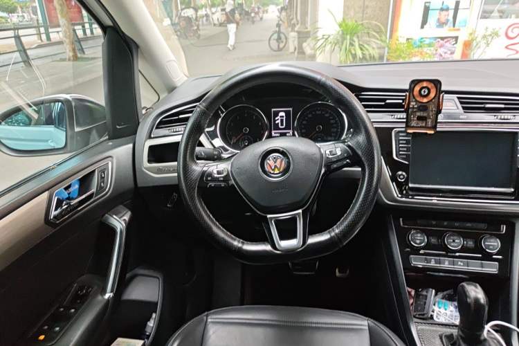 Used Volkswagen Touran 2016 Volkswagen Touran L 280TSI DSG Comfort Edition Steering Wheel