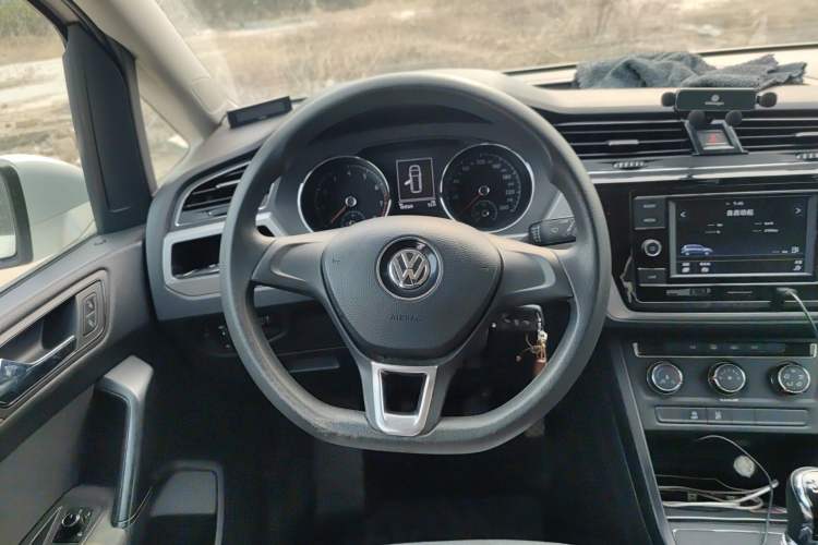 Used Volkswagen Touran 2016 Volkswagen Touran L 280TSI Manual Trend Edition Steering Wheel