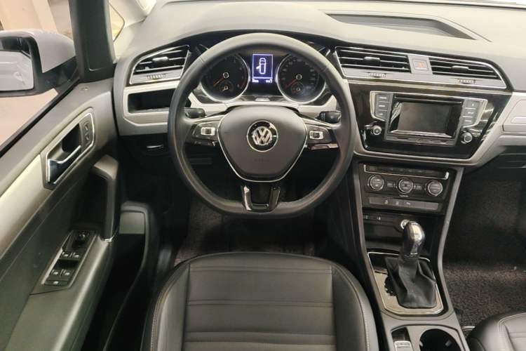 Used Volkswagen Touran 2016 Volkswagen Touran L 280TSI DSG Comfort Edition Steering Wheel