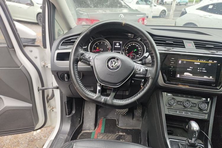 Used Volkswagen Touran 2016 Volkswagen Touran L 280TSI DSG Comfort Edition Steering Wheel