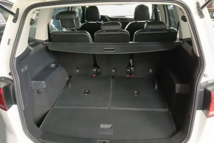 Used Volkswagen Touran 2016 Volkswagen Touran L 280TSI DSG Comfort Edition Trunk