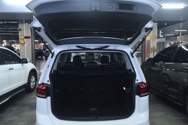 Used Volkswagen Touran 2016 Volkswagen Touran L 280TSI DSG Comfort Edition Trunk