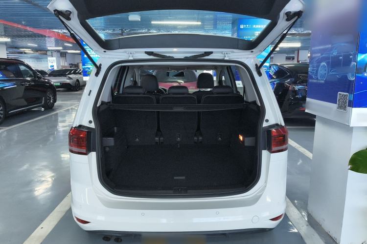 Used Volkswagen Touran 2016 Volkswagen Touran L 280TSI DSG Comfort Edition Trunk