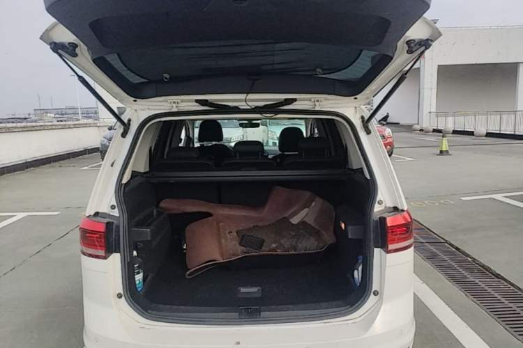 Used Volkswagen Touran 2016 Volkswagen Touran L 280TSI DSG Comfort Edition Trunk