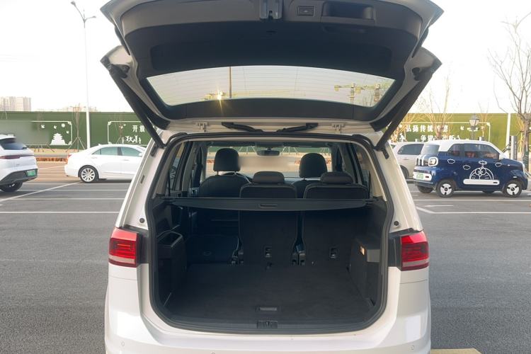 Used Volkswagen Touran 2016 Volkswagen Touran L 280TSI DSG Luxury Edition Trunk