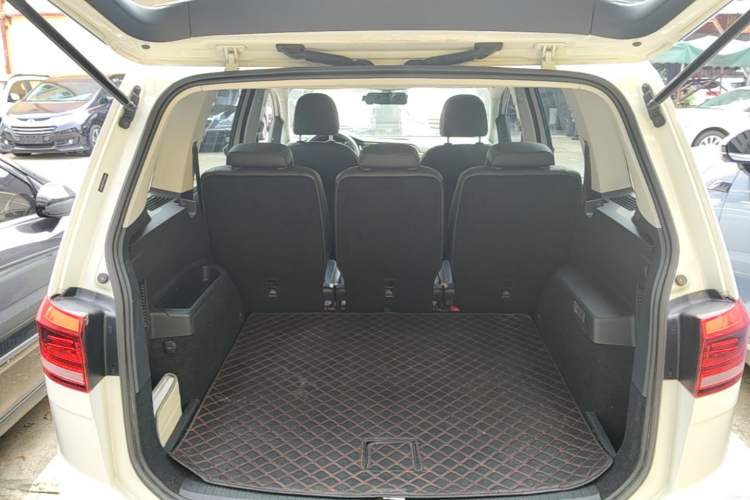 Used Volkswagen Touran 2016 Volkswagen Touran L 280TSI DSG Comfort Edition Trunk