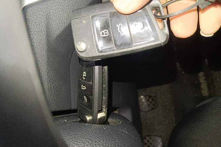 Used Volkswagen Touran 2016 Volkswagen Touran L 280TSI Manual Trend Edition Vehicle Key