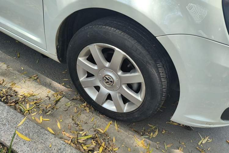 Used Volkswagen Touran  Right Front Wheel Hub