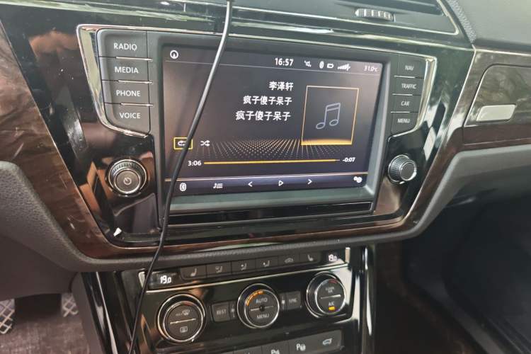 Used Volkswagen Touran 2018 Volkswagen Touran L 330TSI DSG Luxury Edition Audio And AC Panel