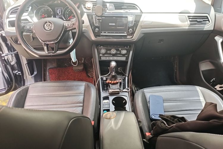 Used Volkswagen Touran 2018 Volkswagen Touran L 280TSI DSG Comfort Edition 6-seater Center Console
