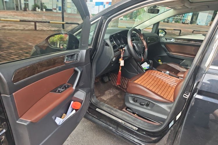 Used Volkswagen Touran 2018 Volkswagen Touran L 330TSI DSG Luxury Edition Driver Seat