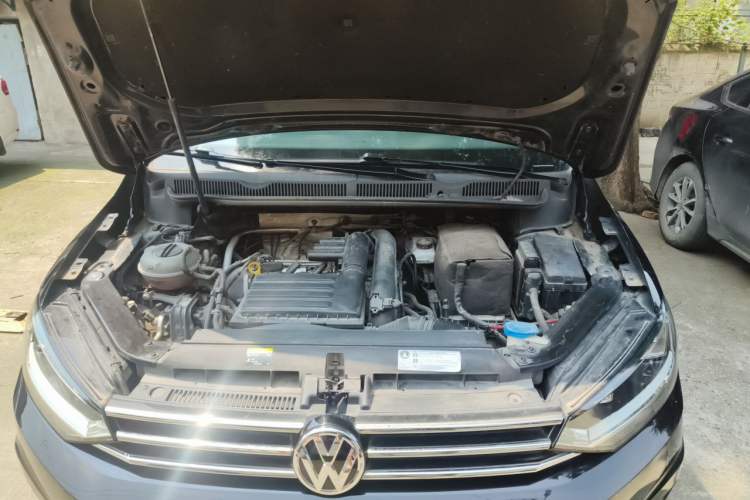 Used Volkswagen Touran 2018 Volkswagen Touran L 280TSI DSG Style Edition 7 Seats China VI Standard Engine Bay