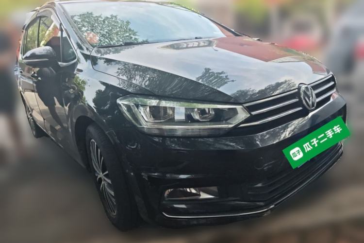 Used Volkswagen Touran 2018 Volkswagen Touran L 330TSI DSG Luxury Edition Front Right 45 Deg