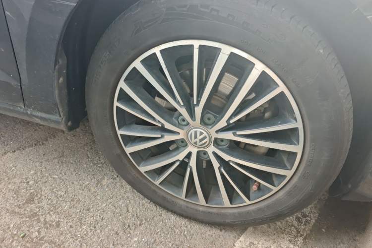Used Volkswagen Touran 2018 Volkswagen Touran L 330TSI DSG Luxury Edition Right Front Wheel Hub
