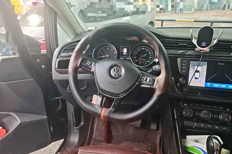 Used Volkswagen Touran 2018 Volkswagen Touran L 330TSI DSG Luxury Edition Steering Wheel