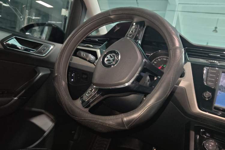 Used Volkswagen Touran 2018 Volkswagen Touran L 280TSI DSG Comfort Edition 7 Seats China VI Standard Steering Wheel