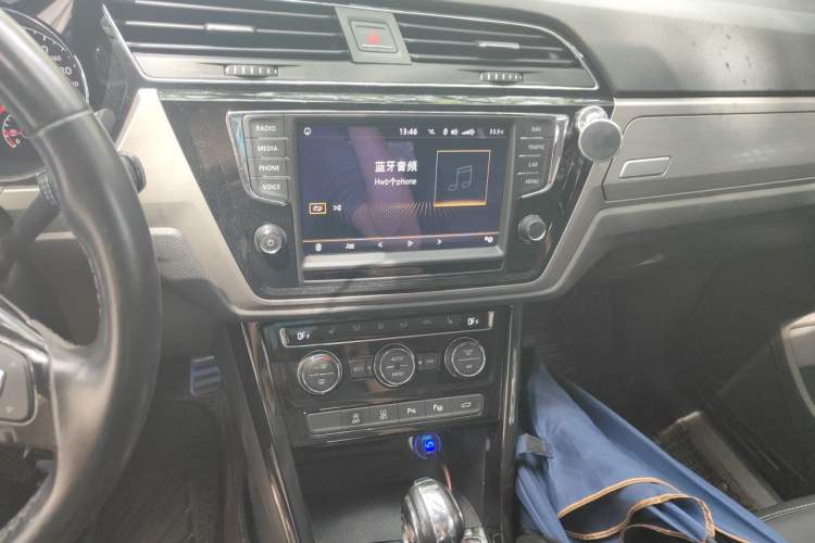 Used Volkswagen Touran 2018 Volkswagen Touran L 330TSI DSG Luxury Edition Audio And AC Panel