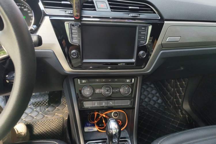 Used Volkswagen Touran 2018 Volkswagen Touran L 280TSI DSG Comfort Edition 7 Seats China VI Standard Audio And AC Panel