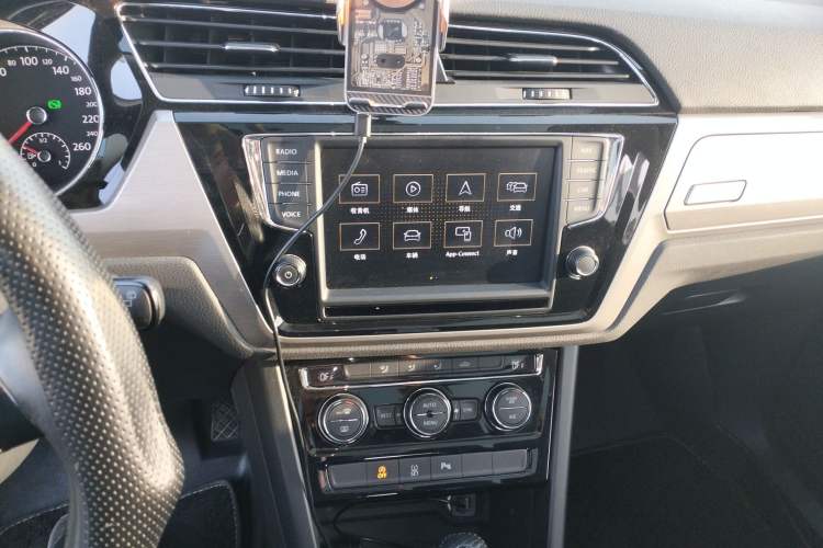 Used Volkswagen Touran 2018 Volkswagen Touran L 280TSI DSG Comfort Edition 6-seater Audio And AC Panel
