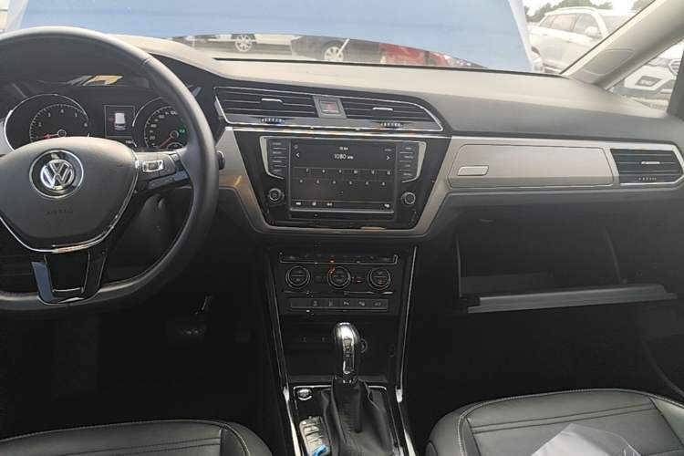 Used Volkswagen Touran 2018 Volkswagen Touran L 280TSI DSG Luxury Edition 7 Seats Audio And AC Panel