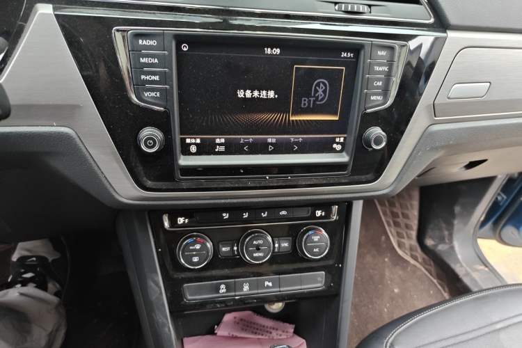 Used Volkswagen Touran 2018 Volkswagen Touran L 280TSI DSG Comfort Edition 7-seater Audio And AC Panel