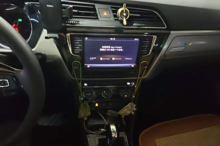 Used Volkswagen Touran 2018 Volkswagen Touran L 280TSI DSG Comfort Edition 7 Seats China V Emission Standard Audio And AC Panel