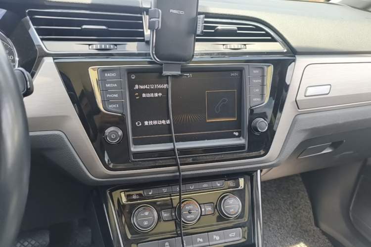 Used Volkswagen Touran 2018 Volkswagen Touran L 330TSI DSG Luxury Edition Audio And AC Panel