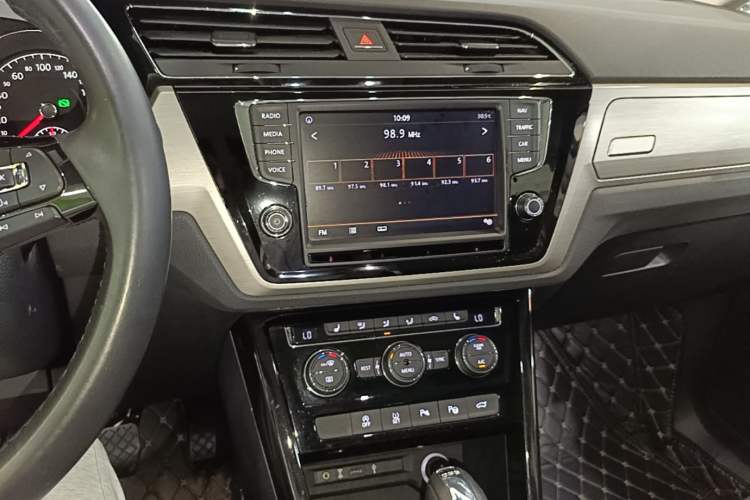 Used Volkswagen Touran 2018 Volkswagen Touran L 280TSI DSG Luxury Edition 7 Seats Audio And AC Panel