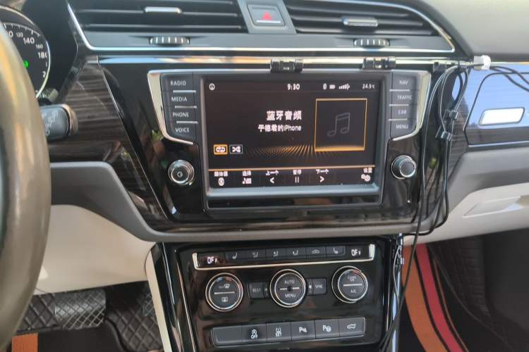 Used Volkswagen Touran 2018 Volkswagen Touran L 280TSI DSG Luxury Edition 6-seater Audio And AC Panel