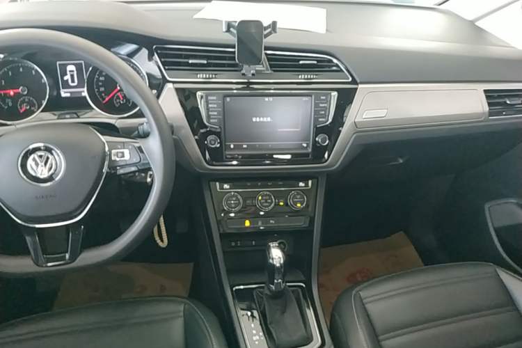 Used Volkswagen Touran 2018 Volkswagen Touran L 280TSI DSG Comfort Edition 7 Seats China VI Standard Audio And AC Panel