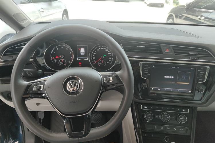 Used Volkswagen Touran 2018 Volkswagen Touran L 280TSI DSG Luxury Edition 6-seater Center Console